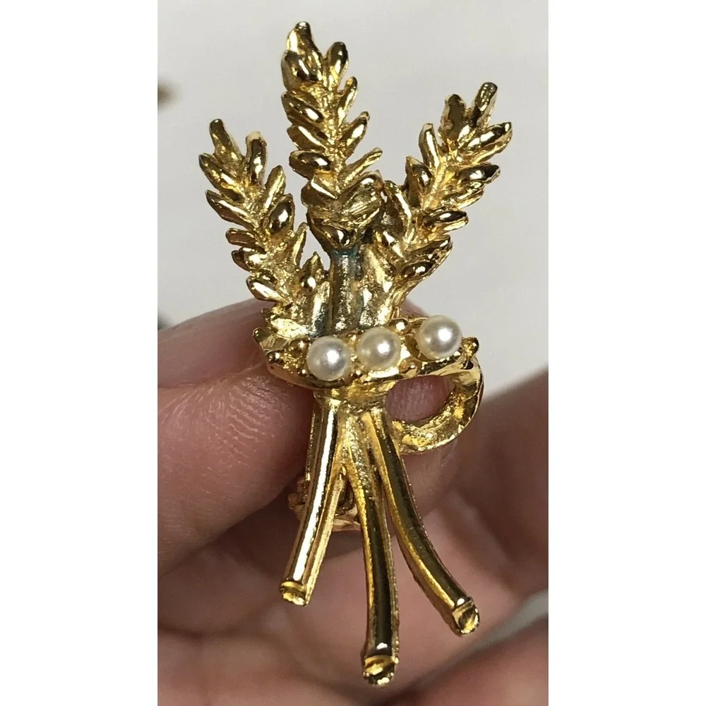 Vtg Crown Trifari Wheat Leaves Brooch Pin 3 White Faux Pearl Accent 1.5